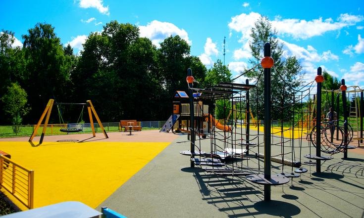 Московская область, Наро-Фоминский городской округ, деревня Бурцево, улица Луговая. Новая детская площадка (к информации о выполнении поручения по итогам личного приема граждан, проведенного А.А.Шаклуновым 20 января 2022 года)