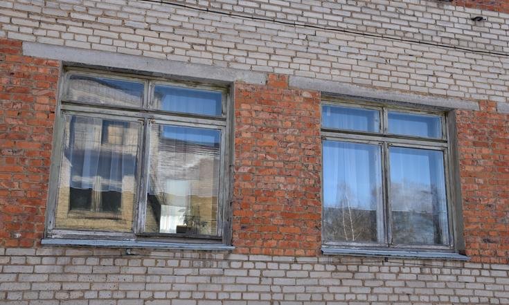 Тульская область, город Щёкино, улица Пролетарская, 10. Оконные блоки в школе № 11 в состоянии на дату личного приема граждан, проведенного А.А.Шаклуновым 17 марта 2022 года