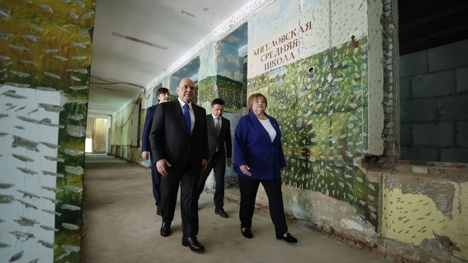 Московская область, городской округ Красногорск, село Ангелово, улица Школьная, 42. Михаил Мишустин в средней общеобразовательной школе в селе Ангелово Московской области. Фото: сайт Правительства РФ www.government.ru