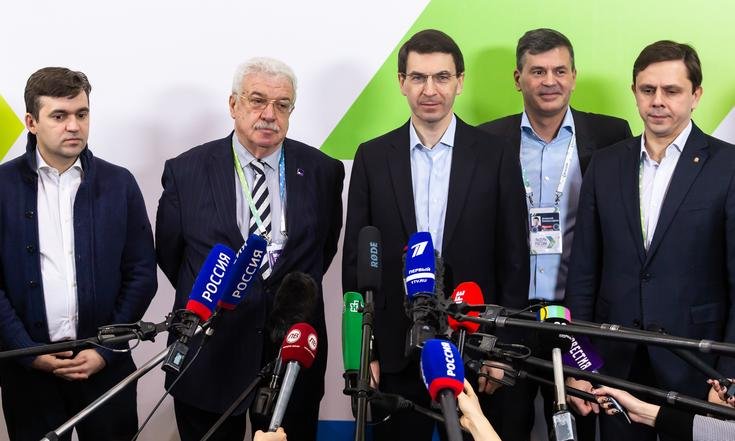 22 февраля 2020 года. Москва, Экспоцентр. Полуфинал конкурса управленцев "Лидеры России - 2020". Станислав Воскресенский, Михаил Гусман (член Наблюдательного совета конкурса, первый заместитель генерального директора ТАСС), Игорь Щёголев, Алексей Комиссаров и Андрей Клычков на брифинге по окончании церемонии. Фото - АНО "Россия - страна возможностей".