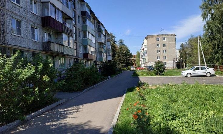 Тульская область, Белёв. Благоустроенная придомовая территория многоквартирного дома 44 по улице Пролетарской (к информации о выполнении поручения по результатам приема граждан, проведенного Д.А.Крохиным 12 марта 2020 года)