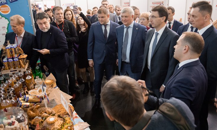 Воронежская область, Рамонский район, поселок Солнечный, улица Парковая, дом 3. Осмотр выставочной экспозиции. Фото: пресс-служба правительства Воронежской области govvrn.ru