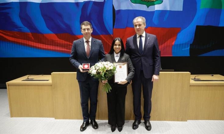 Белгород, Соборная площадь, 4. Вручение памятных медалей к 80-летию Великой Победы. Фото: belregion.ru