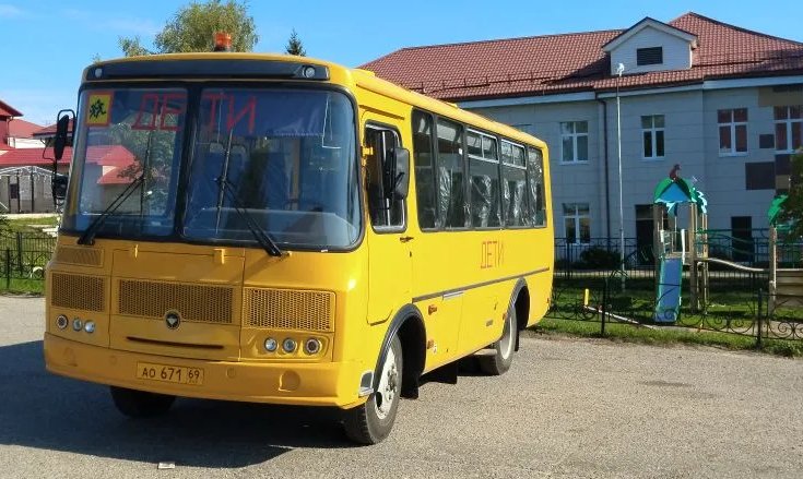 Тверская область, поселок Кесова Гора, улица Ленинградская, 2. Образовательное учреждение получило школьный автобус (к информации о выполнении поручения по итогам личного приема граждан, проведенного И.П.Горяевой 16.05.2025)