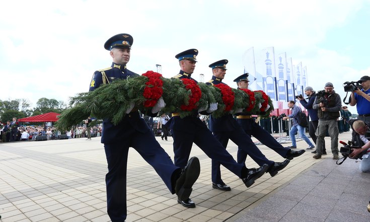 Белгородская область, Прохоровский район, поселок Прохоровка. Возложение цветов к Памятнику Победы – Звонница. Фото: пресс-служба правительства Белгородской области