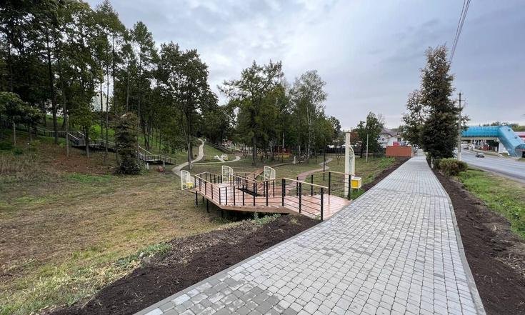 Тульская область, Плавск, улица Коммунаров. Тротуар, ведущий к центральному входу в Гагаринский парк, после благоустройства (к информации о выполнении поручения по итогам личного приема граждан, проведенного М.М.Зязиковым 20 июля 2022 года)