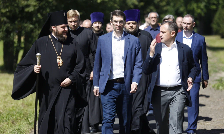 Московская область, городской округ Чехов, село Молоди. Возложение цветов к стеле воинской доблести. Фото: официальный портал администрации Московской области www.mosreg.ru