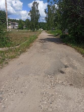 Ивановская область, Гаврилово-Посадский район, село Липовая Роща. Дорога вдоль домов № 9–11 по улице Юбилейной в состоянии на дату личного приема граждан, проведенного А.Н.Мошковым 14 июля 2022 года