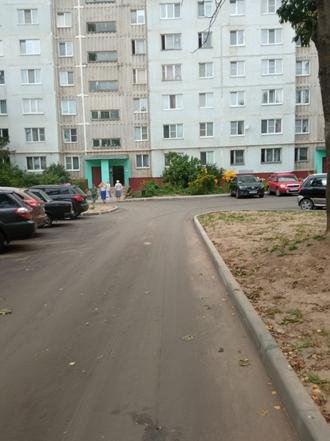 Смоленск, улица Петра Алексеева, 8. Дворовая территория после благоустройства (к информации о выполнении поручения по итогам личного приема граждан, проведенного А.В.Анисимовым 3 июня 2021 года)