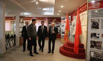 Московская область, поселок Серебряные Пруды, улица Маршала В.И.Чуйкова, 15. Осмотр экспозиции Мемориального дома-музея В.И.Чуйкова. Фото: тг-канал главы м.о. Серебряные Пруды О.Павлихина