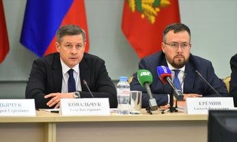 Брянск, проспект Ленина, 33. Официальное представление врио губернатора Брянской области Е.Ковальчука. Фото: bryanskobl.ru