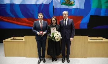 Белгород, Соборная площадь, 4. Вручение памятных медалей к 80-летию Великой Победы. Фото: belregion.ru