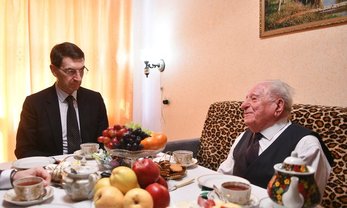 Смоленск, улица Багратиона, 55а. Встреча И.Щёголева с ветераном Великой Отечественной войны В.Якуниным. Фото: admin-smolensk.ru