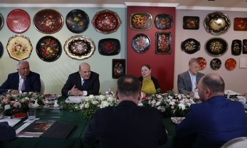 Московская область, Мытищи. Председатель Правительства РФ Михаил Мишустин посетил посетил Жостовскую фабрику в Подмосковье. Фото: сайт Правительства РФ government.ru