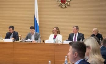 Москва, Никольский переулок, 6. Встреча И.Щёголева с участниками проекта «Обучающие экспедиции» клуба Лидеров России «Эльбрус». Фото: аппарат полномочного представителя Президента РФ в ЦФО