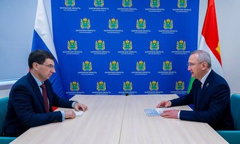 Калуга, улица Кирова. Возложение цветов к Вечному огню на Могиле Неизвестного Солдата. Фото: admoblkaluga.ru