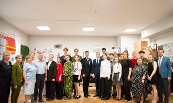 Смоленск, улица Кирова, 22. Игорь Щёголев и Василий Анохин на Уроке мужества в школе № 33. Фото: admin-smolensk.ru