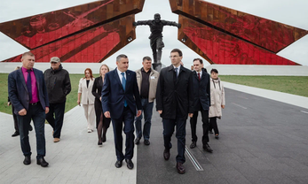 Курская область, поселок Поныри, улица Ленина, 1. Возложение цветов на мемориальном комплексе «Курская битва». Фото: kursk.ru