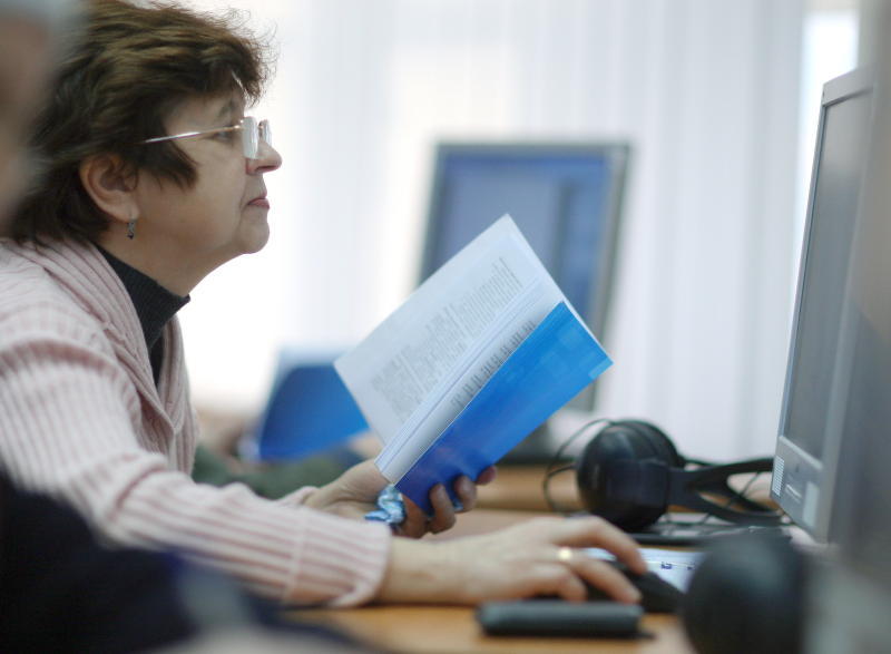Калужан обучают работе на компьютере по ТВ