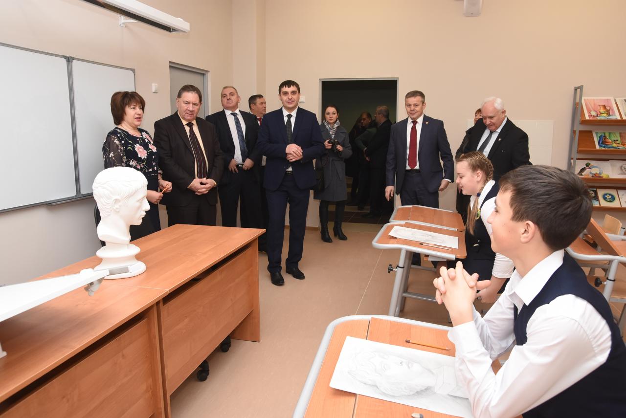 В поселке Медвенка Курской области распахнула двери новая современная школа, рассчитанная на 650 мест