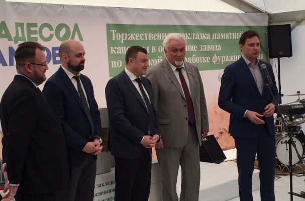 Александр Никитин заложил памятную капсулу в основание завода по глубокой переработке зерна в индустриальном парке «Уварово»