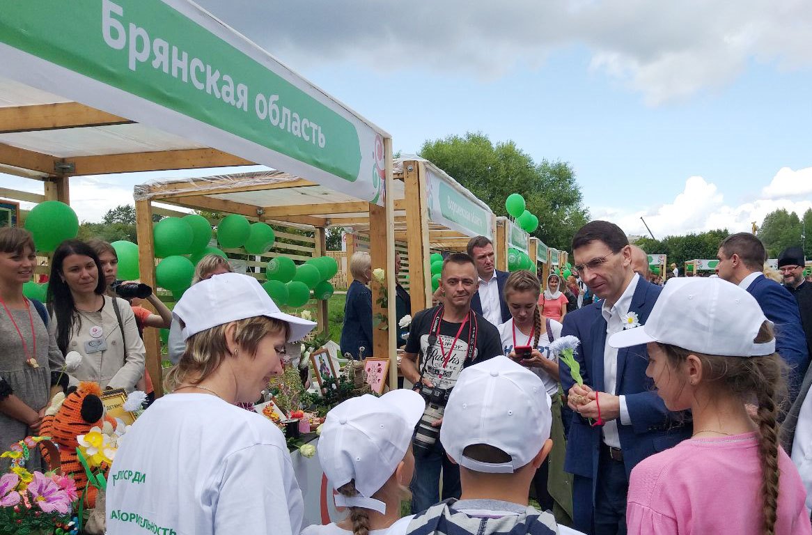 Полпред президента в ЦФО Игорь Щёголев на одном из стендов благотворительной акции "Белый цветок". Фото: администрация Брянской области