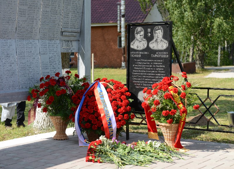 В Смоленской области увековечили память летчиков-героев Исмаилбека Таранчиева и Алексея Ткачева