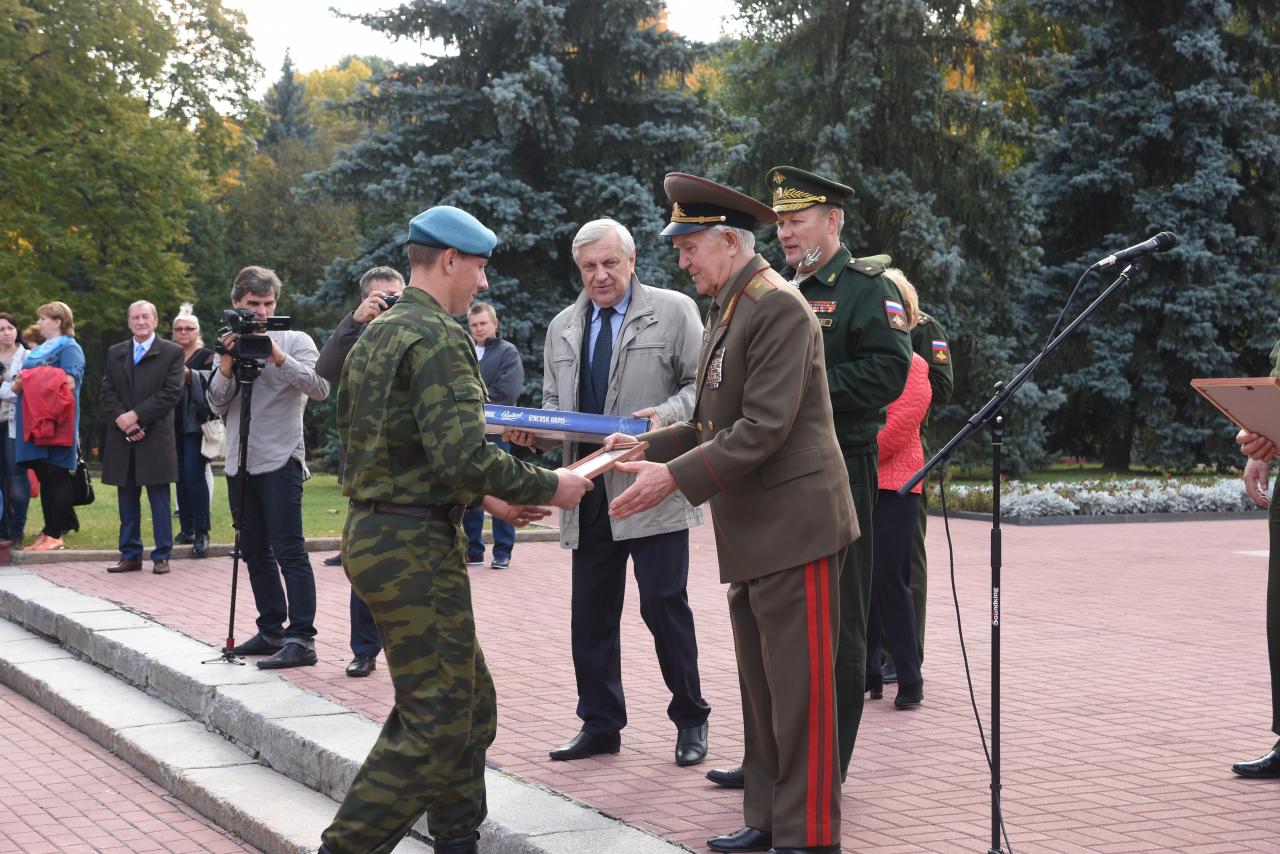 Заместитель командующего Западным военным округом принял присягу у курских юнармейцев
