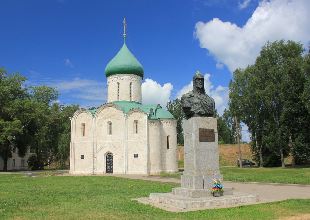 Ярославская область, Переславль-Залесский. Спасо-Преображенский собор и бюст Александра Невского. Фото: fotoload.ru