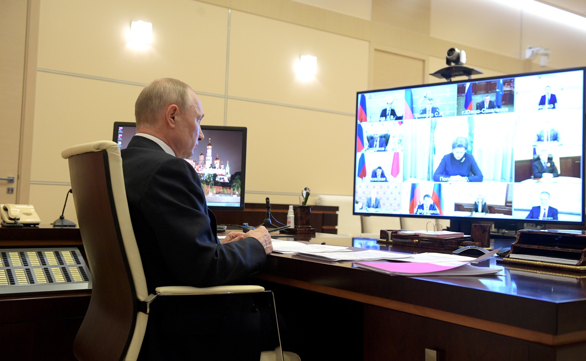 28 апреля 2020 года. Совещание с руководителями регионов России, посвящённое противодействию распространению коронавирусной инфекции. Фото: Kremlin.ru