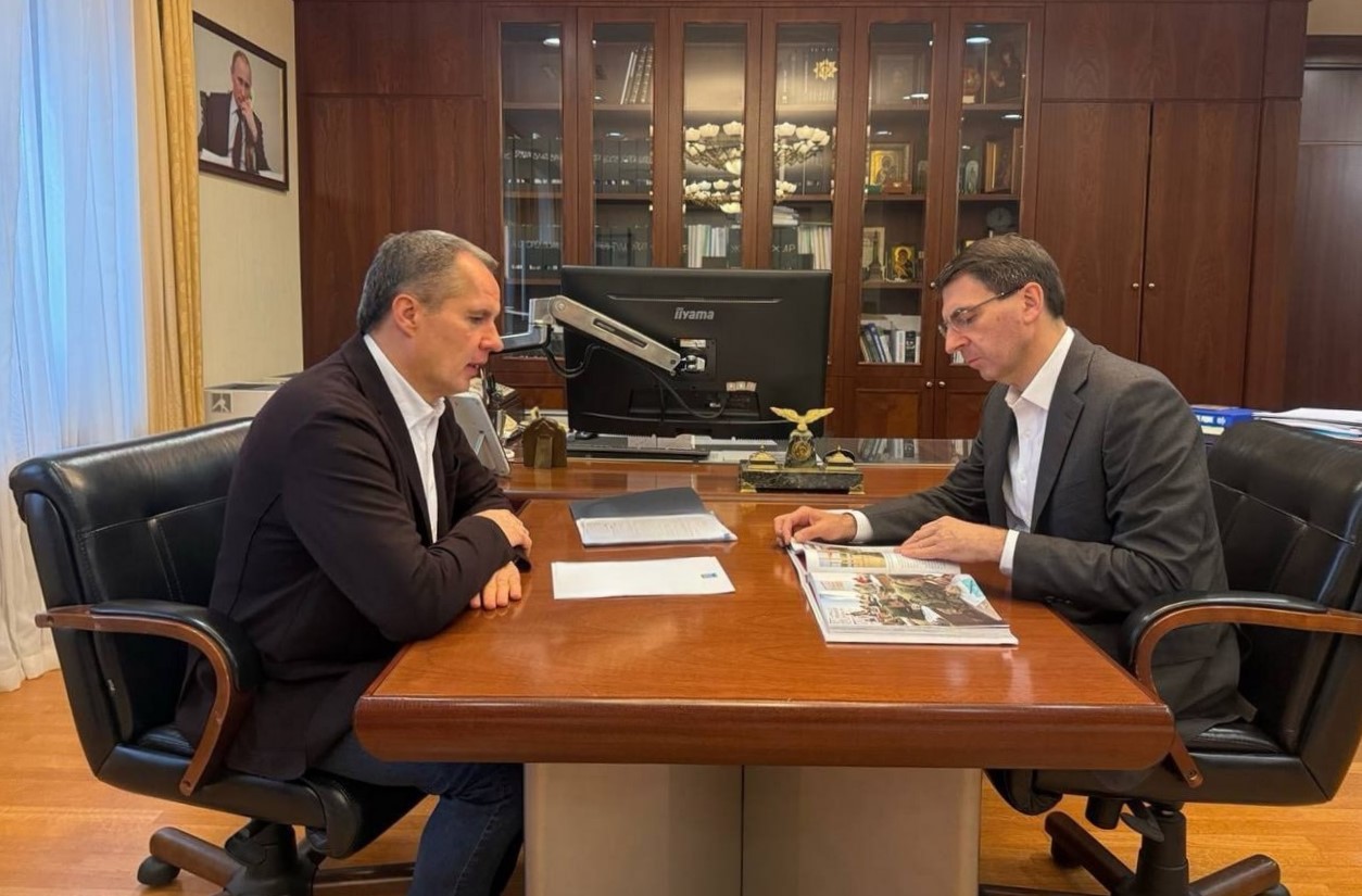 Москва, Никольский переулок, 6. Рабочая встреча И.Щёголева с В.Гладковым. Фото: belregion.ru