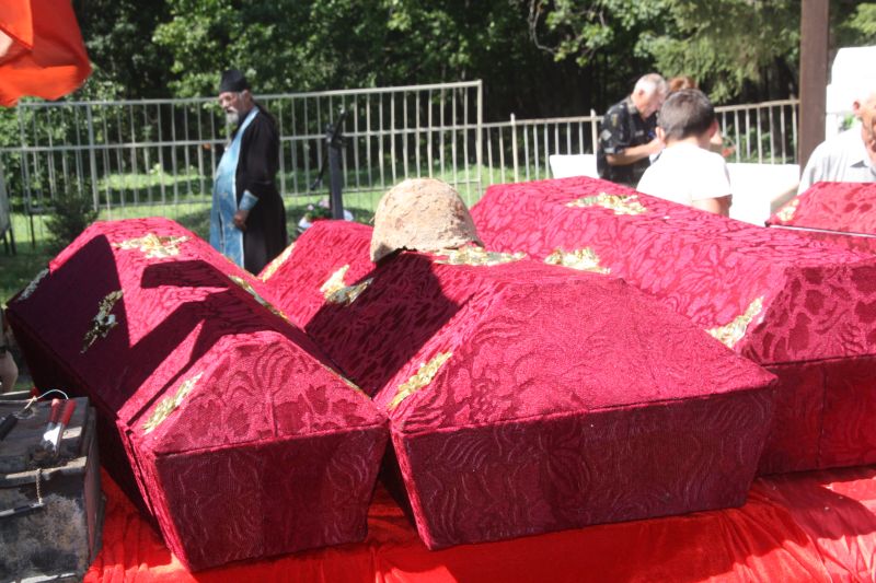 В Залегощенском районе Орловской области торжественно перезахоронили останки 77 бойцов Красной Армии