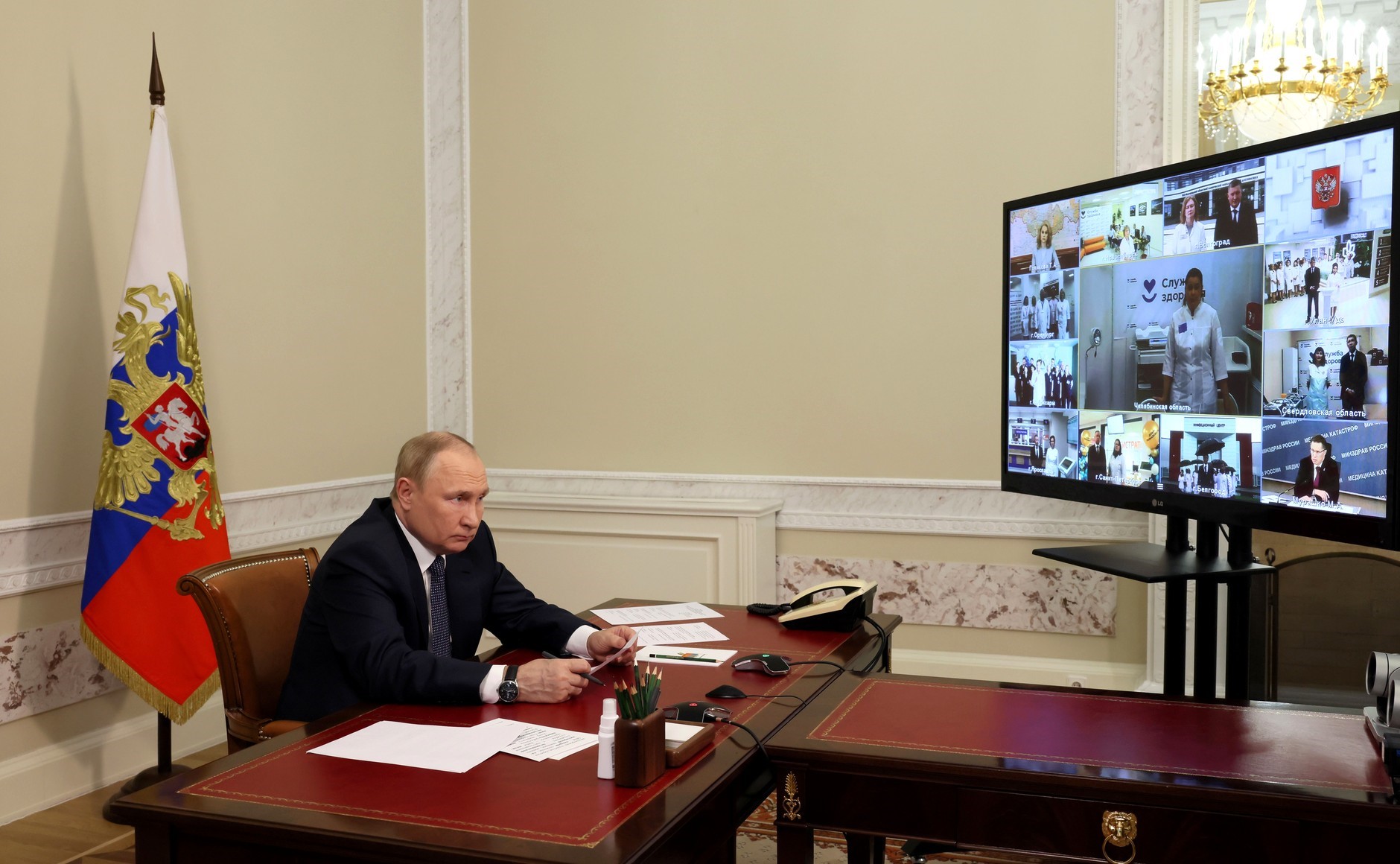 18 июня 2022 года. Санкт-Петербург. Владимир Путин принял участие в видеоконференции по случаю открытия в ряде регионов Российской Федерации новых объектов здравоохранения. Фото: kremlin.ru