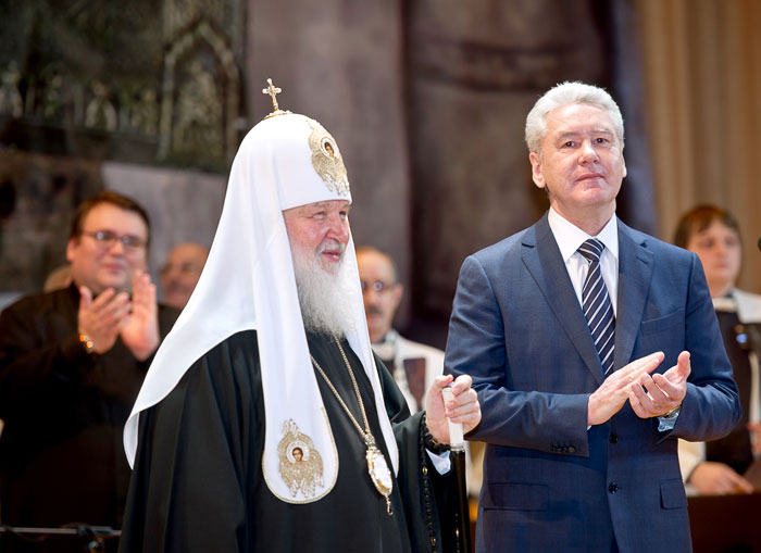 Мэр Москвы Сергей Собянин и патриарх Московский  и всея Руси Кирилл подарили детям книги