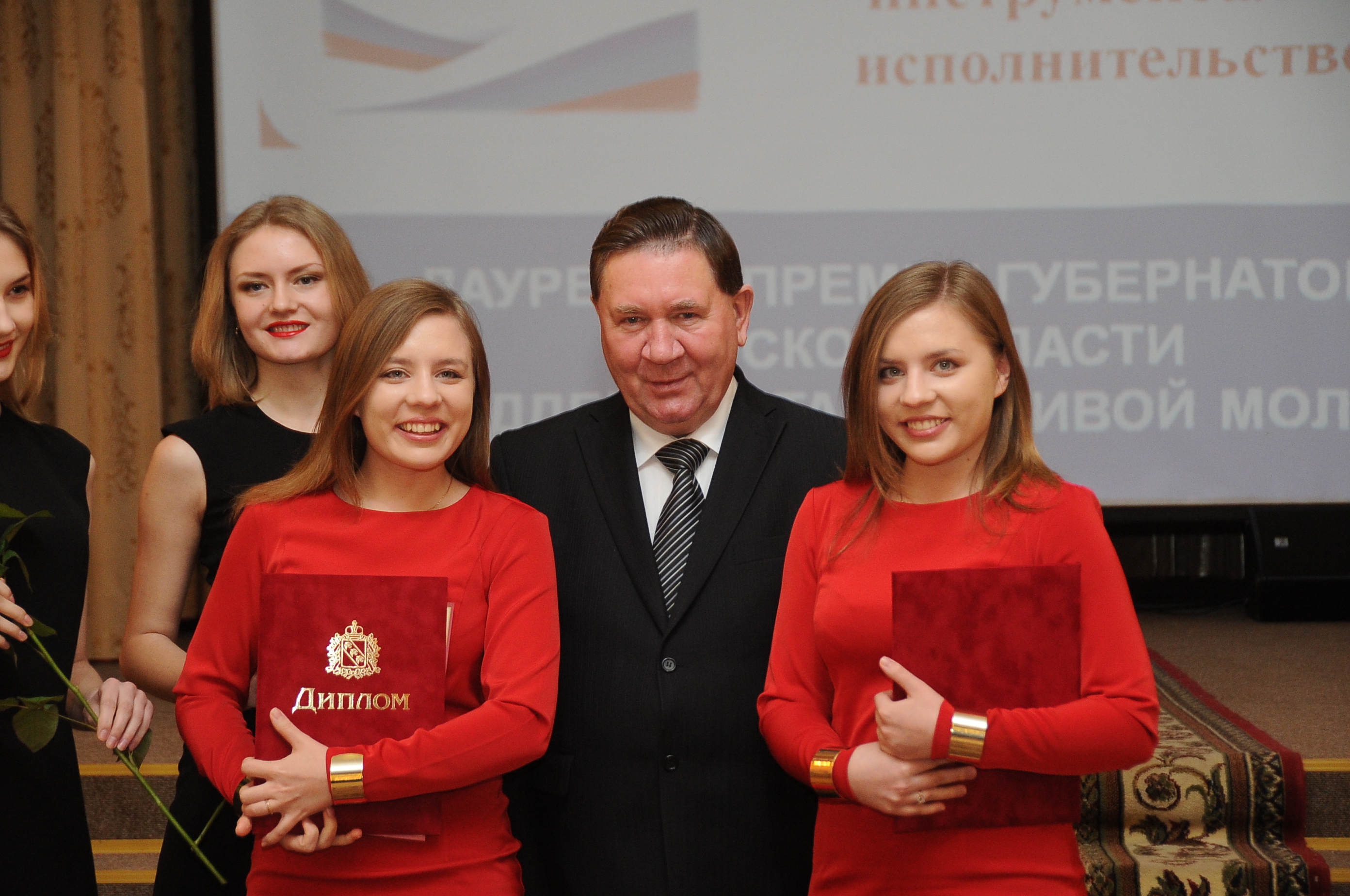 Губернатор вручил премии талантливой молодежи