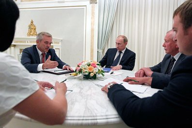 Владимир Путин встретился с временно исполняющим обязанности губернатора Белгородской области Евгением Савченко