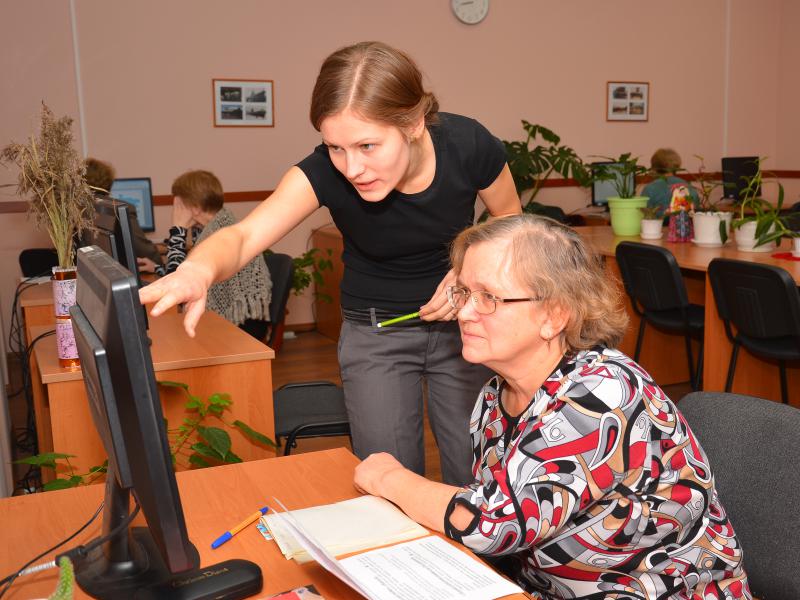 В Орловской области более 300 неработающих пенсионеров прошли обучение компьютерной грамотности в 2015 году