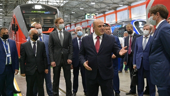 13 июля 2021 года, Тверская область. Председатель Правительства Михаил Мишустин посетил Тверской вагоностроительный завод. Фото: сайт Правительства РФ government.ru