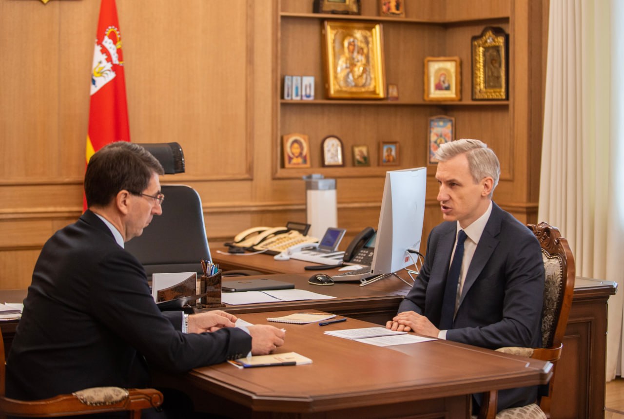 Смоленск, площадь Ленина, 1. Рабочая встреча с губернатором региона Василием Анохиным. Фото: admin-smolensk.ru