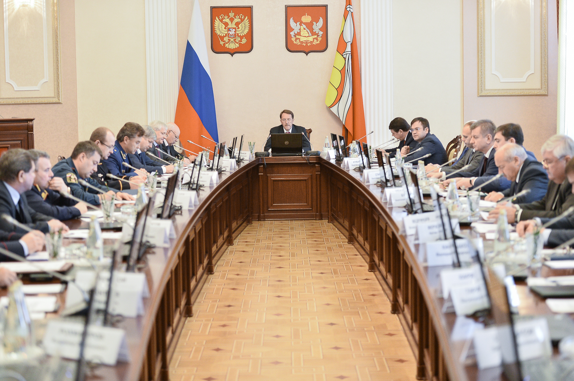 Губернатор Воронежской области Алексей Гордеев провел еженедельное оперативное совещание