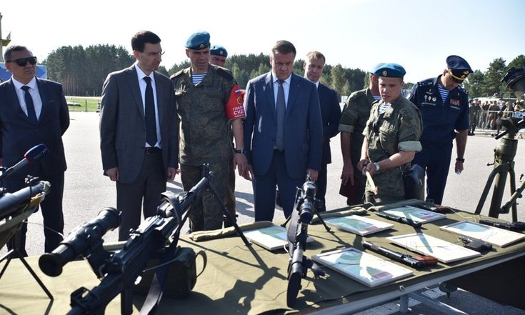 31 августа 2021 года, Рязанская область, Рязанский район, н.п. Дубровичи. Осмотр военной техники на полигоне «Дубровичи». Фото: пресс-служба правительства Рязанской области