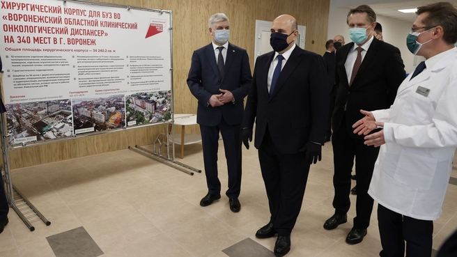 20 января 2022 года, Воронеж. Михаил Мишустин посетил Воронежскую областную детскую клиническую больницу №1. С губернатором Воронежской области Александром Гусевым, Министром здравоохранения Михаилом Мурашко, главным врачом больницы Михаилом Жидковым. Фото: сайт Правительства РФ government.ru