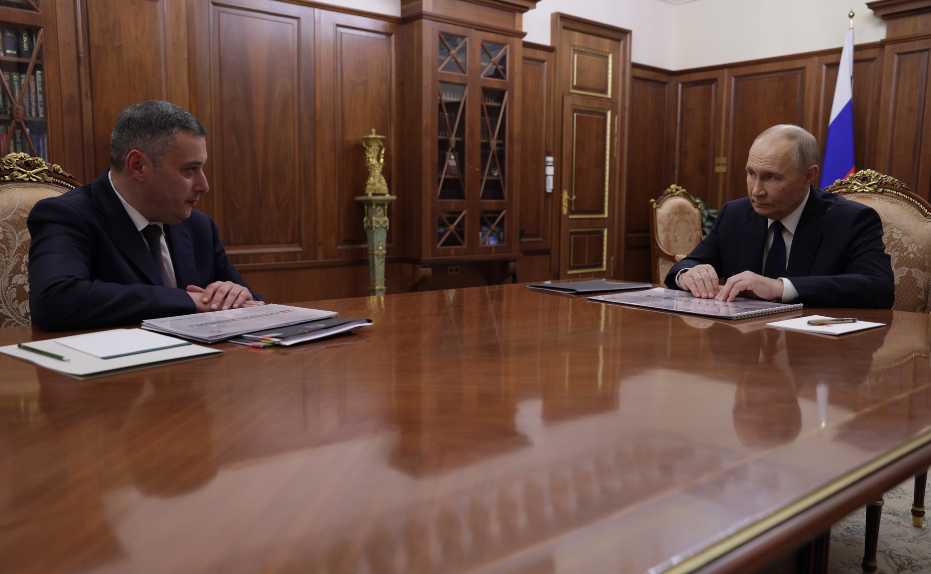 2 декабря 2025 года. Москва, Кремль. Встреча Владимира Путина с губернатором Курской области Александром Хинштейном. Фото: пресс-служба Президента РФ