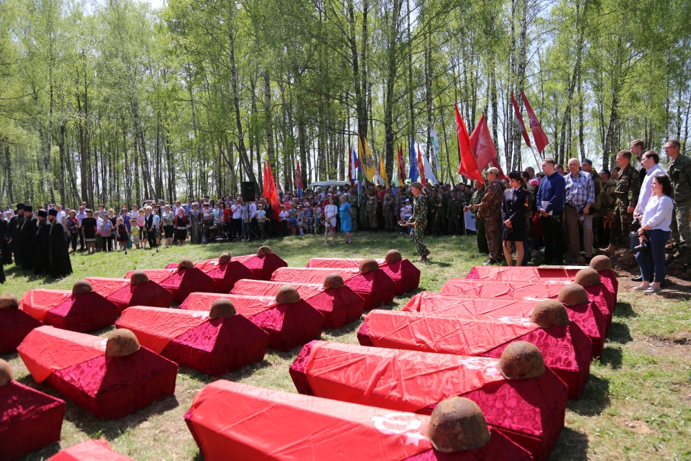 На Кривцовском мемориале открыли памятный знак «Населенный пункт воинской доблести» и перезахоронили останки 284 советских бойцов, найденных на территории Болховского района во время первого этапа Вахты Памяти