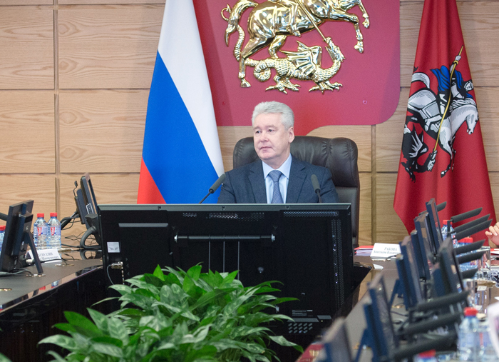 Сергей Собянин вручил благодарности организациям, внёсшим вклад в новогоднее праздничное оформление города