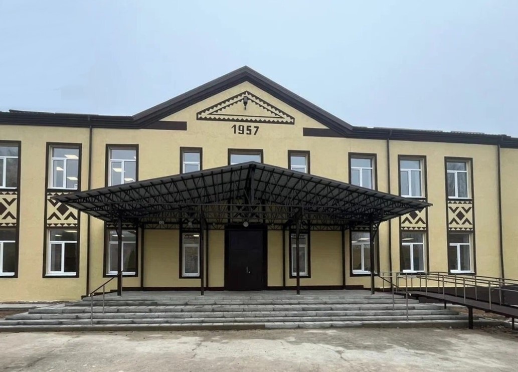 Калужская область, Сухиничский район, поселок Середейский, улица Комсомольская, 11. Здание школы после ремонта. Фото: министерство образования Калужской области