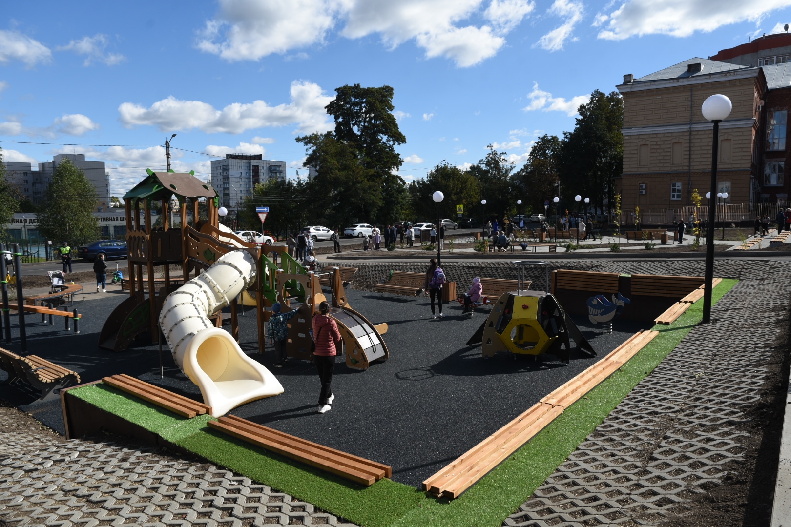 Курск, улица Советская. Сквер имени Героя России Артура Лапшина. Фото: РИА «Курск»