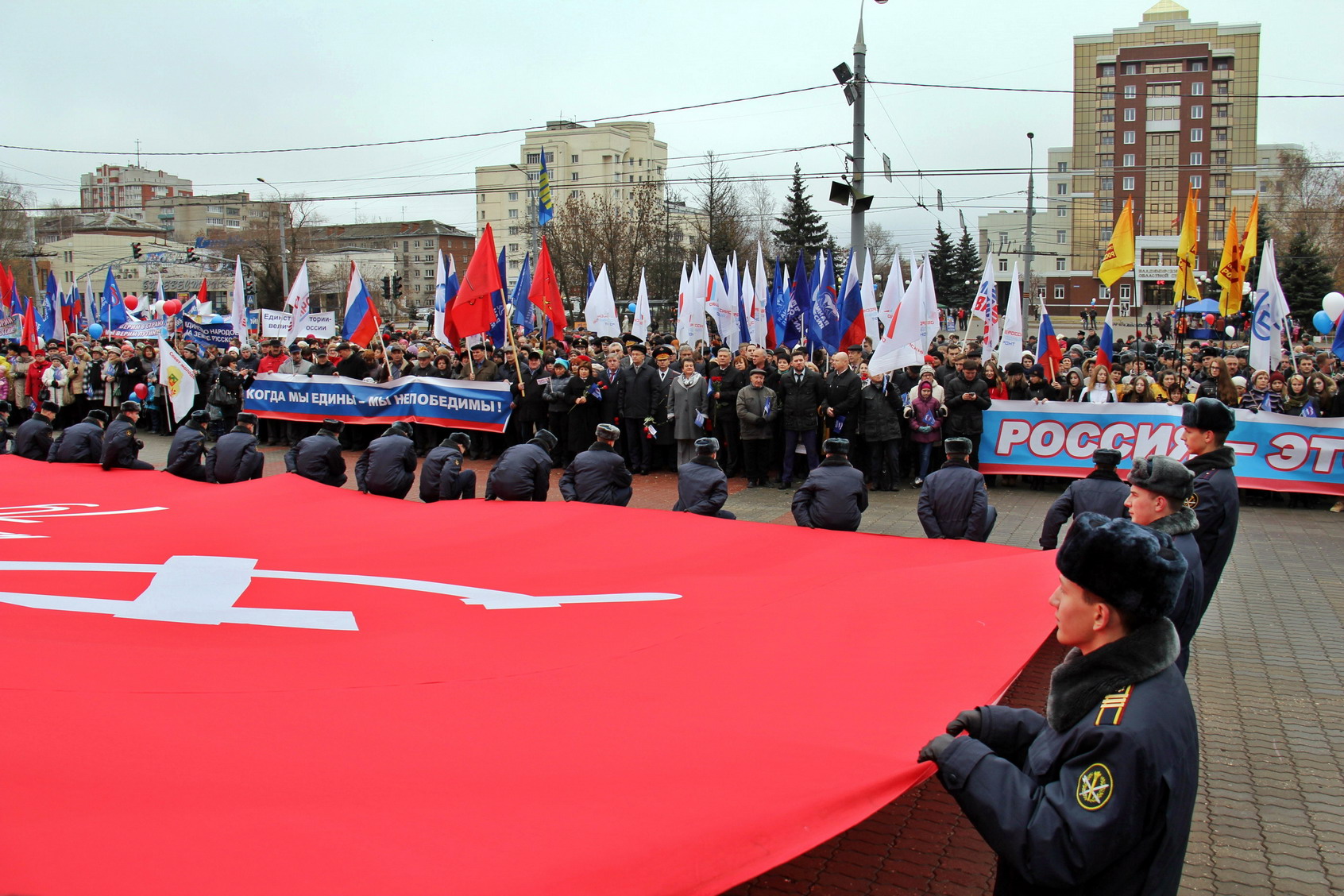 В День народного единства во Владимире вновь развернули Знамя Победы