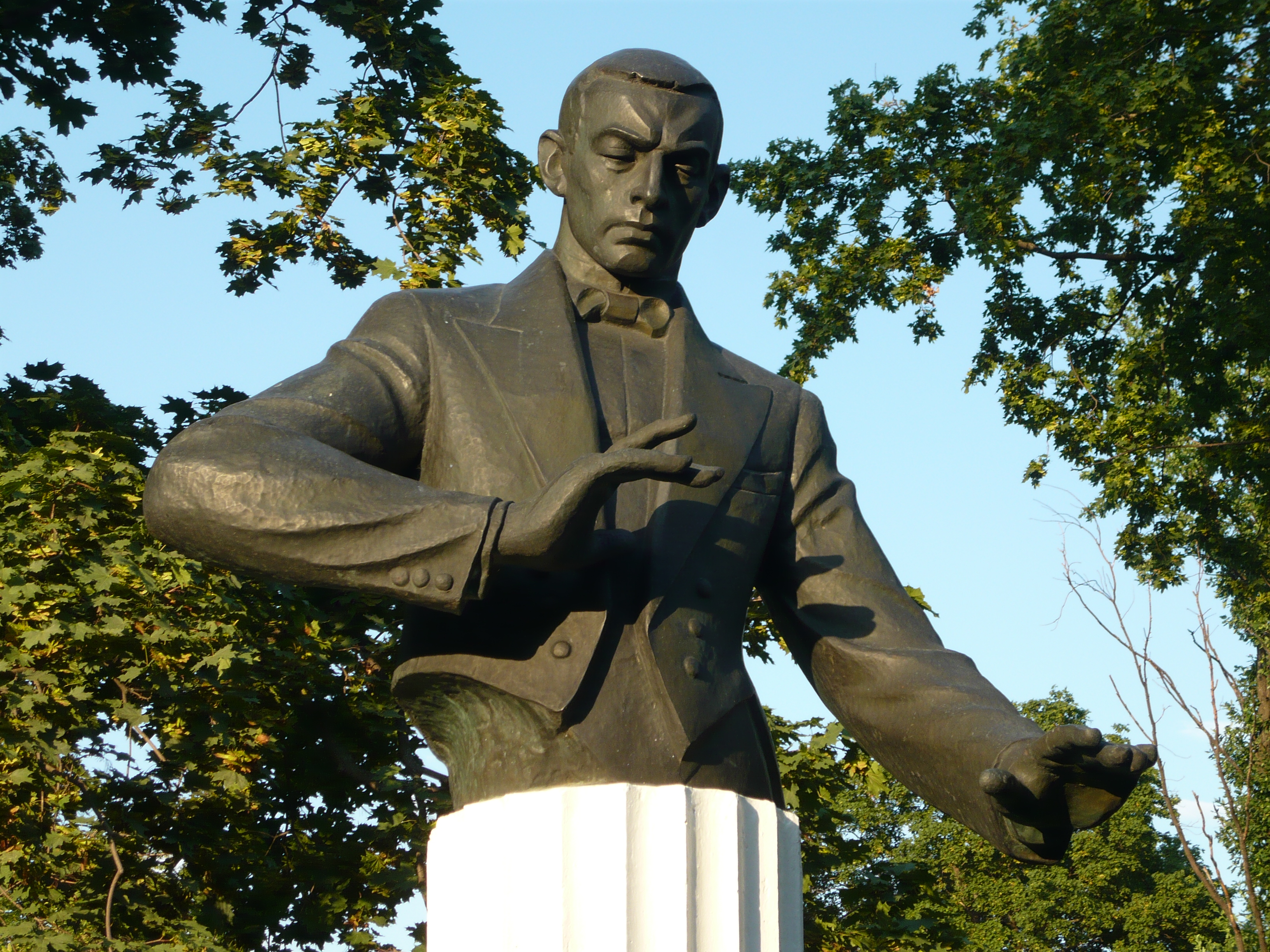 Памятник С.В. Рахманинову (Тамбовская область, музей-усадьба С.В. Рахманинова "Ивановка")