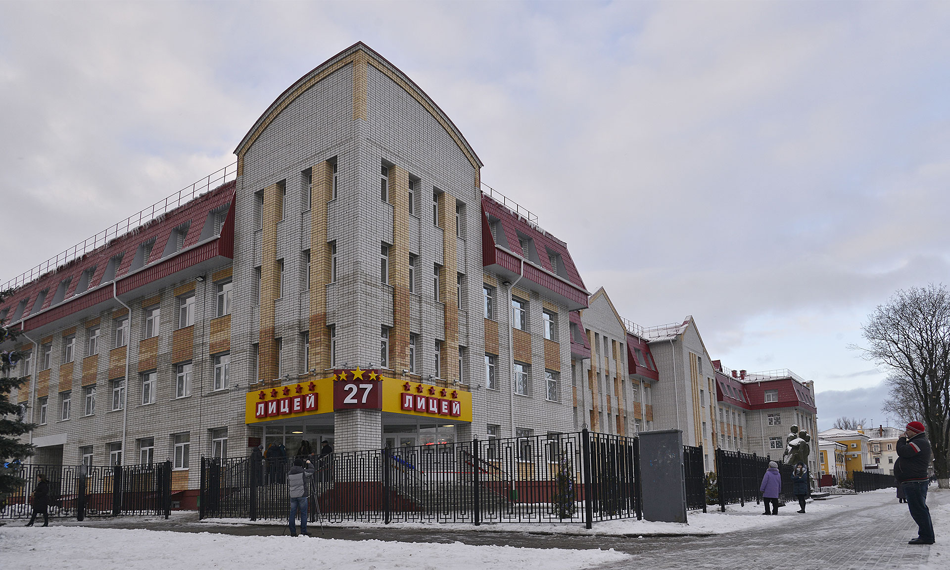 Юные жители  Брянска получили к Новому году новую школу